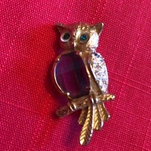 Gold tone lapel pin / owl